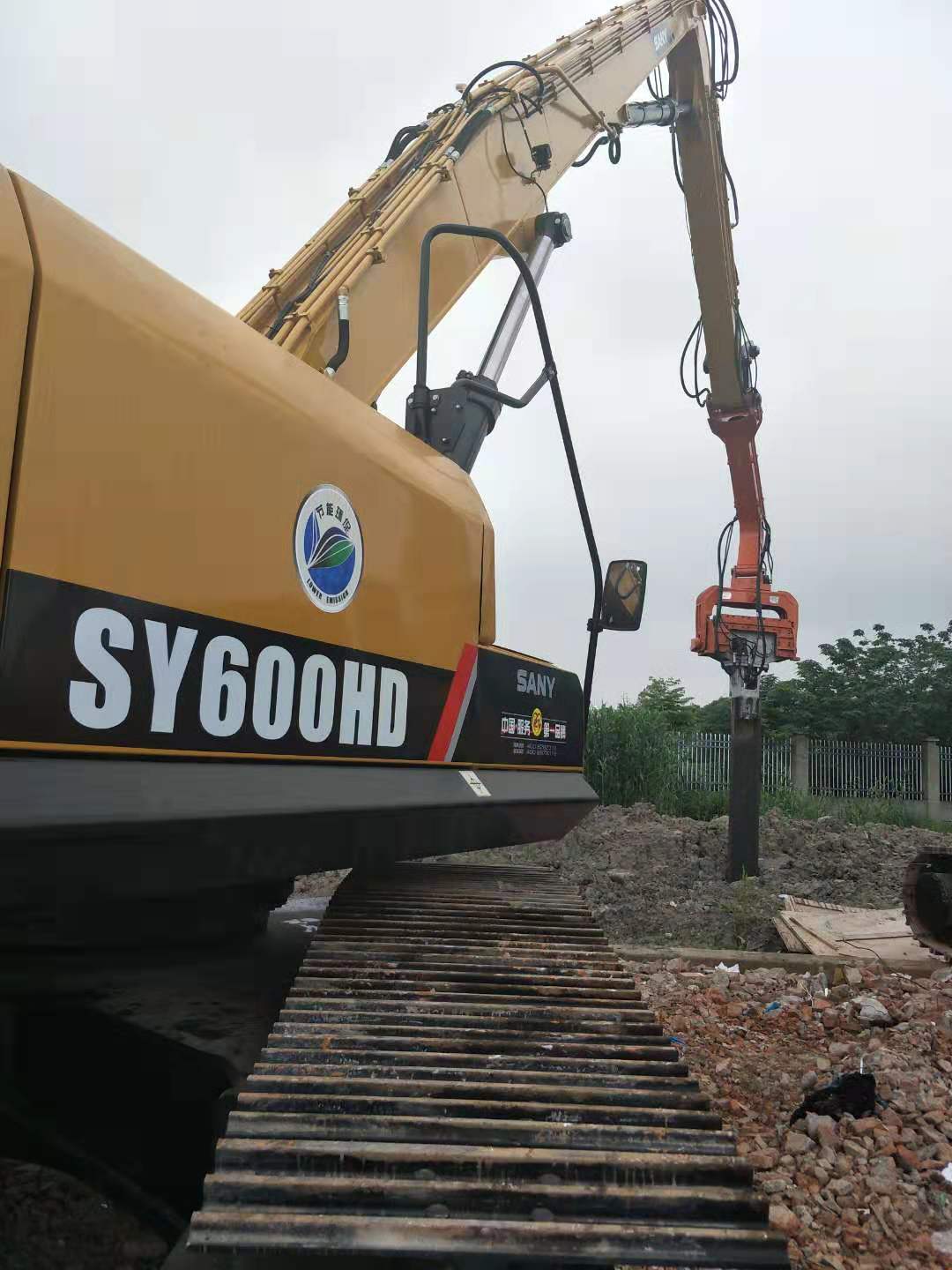 上海三一600巨無霸挖機(jī)搭配坤龍K450加強款，打拔18米樁