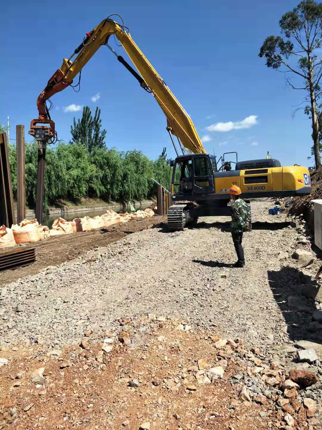 云南徐工370打樁機(jī)打拔鋼板樁