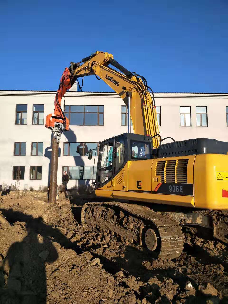 黑河柳工936挖機(jī)配350打樁機(jī)打拔鋼護(hù)筒