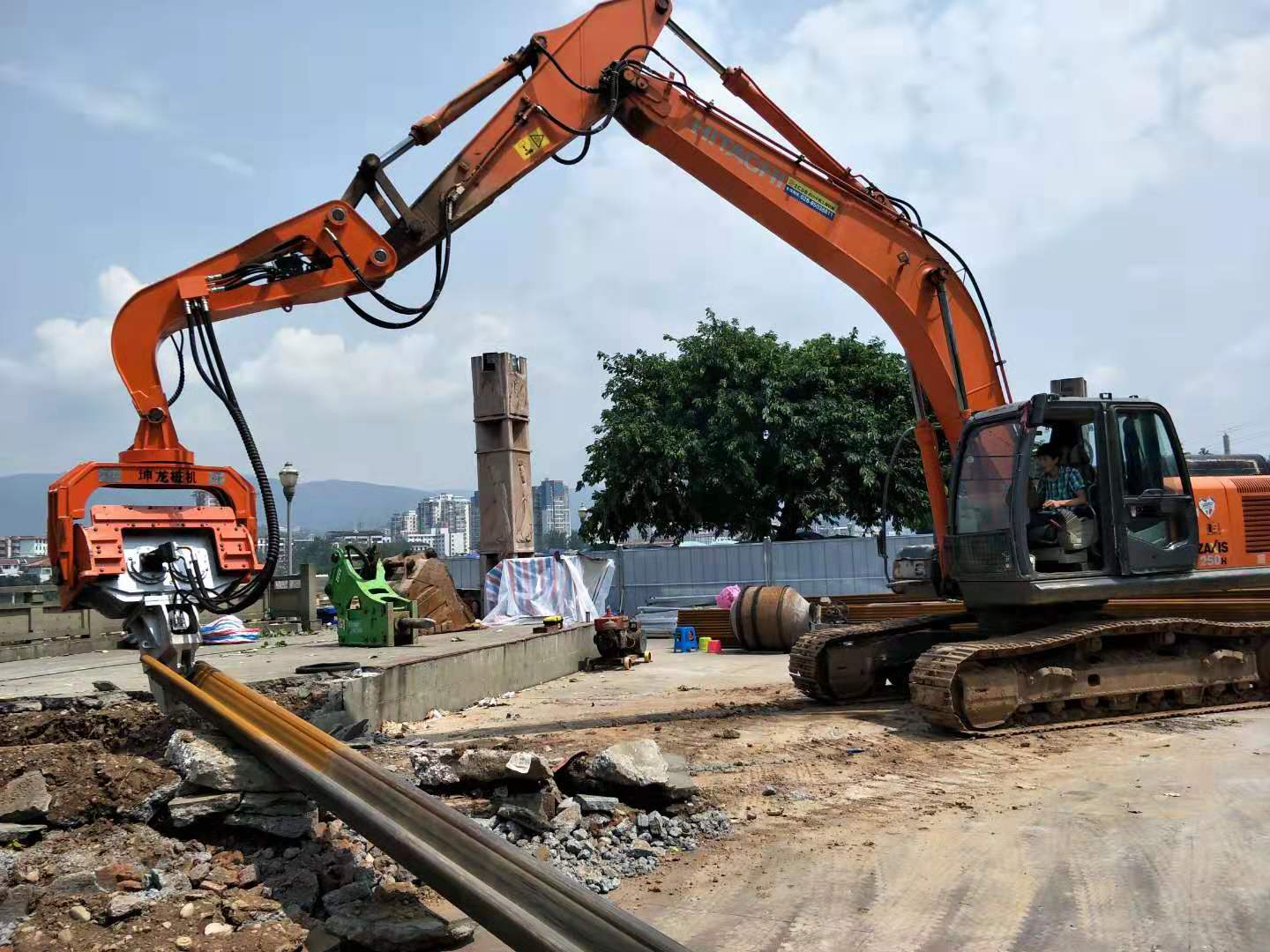 四川廣元日立250挖機(jī)搭配K250錘頭打拔6米鋼板樁